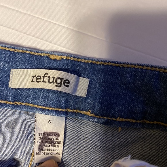 refuge women distressed jean size 6 blue color  in excellent condition - Picture 7 of 11